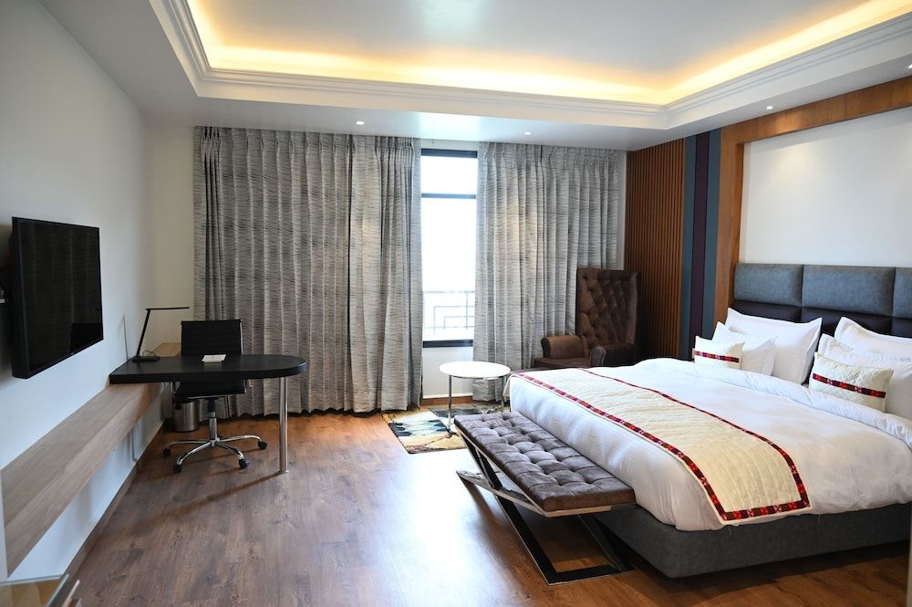 juSTa Cliffend Resort & Spa, Mashobra Deluxe Room with Private Balcony 3