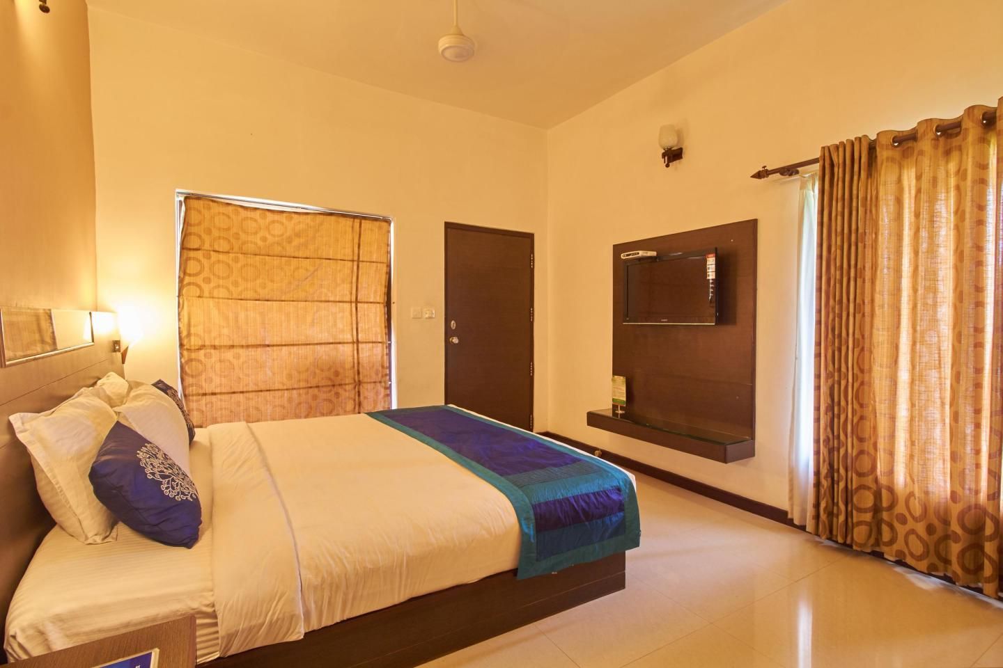 Goldfield Club & Lake Resort, Kumarakom Deluxe Room 2