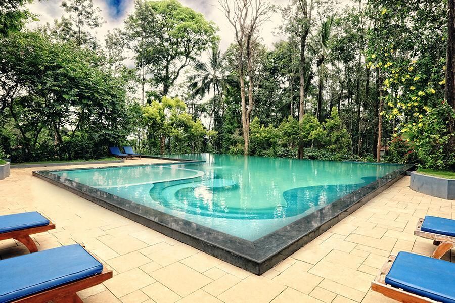 Swimming pool [outdoor]