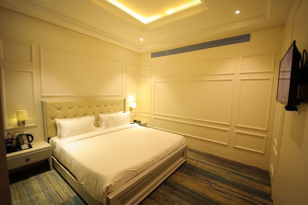 Luxury Suite room with City view and King Bed