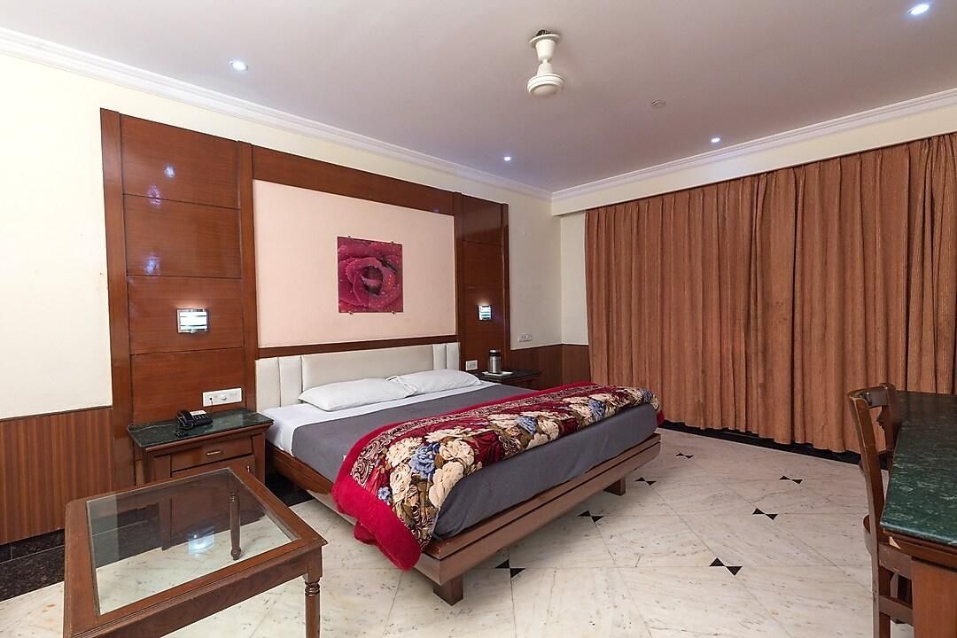 Hotel Raj Continental Deluxe Double Room