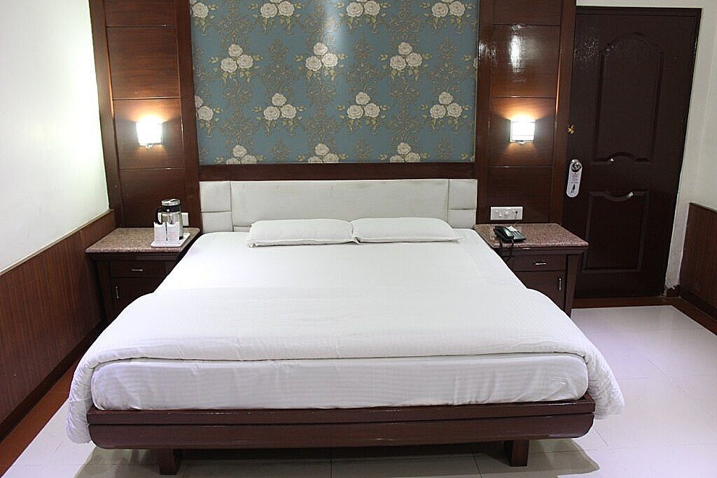 Hotel Raj Continental Deluxe Double Room 3