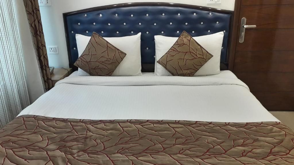 Hotel Guru Surbhi Deluxe Room 3