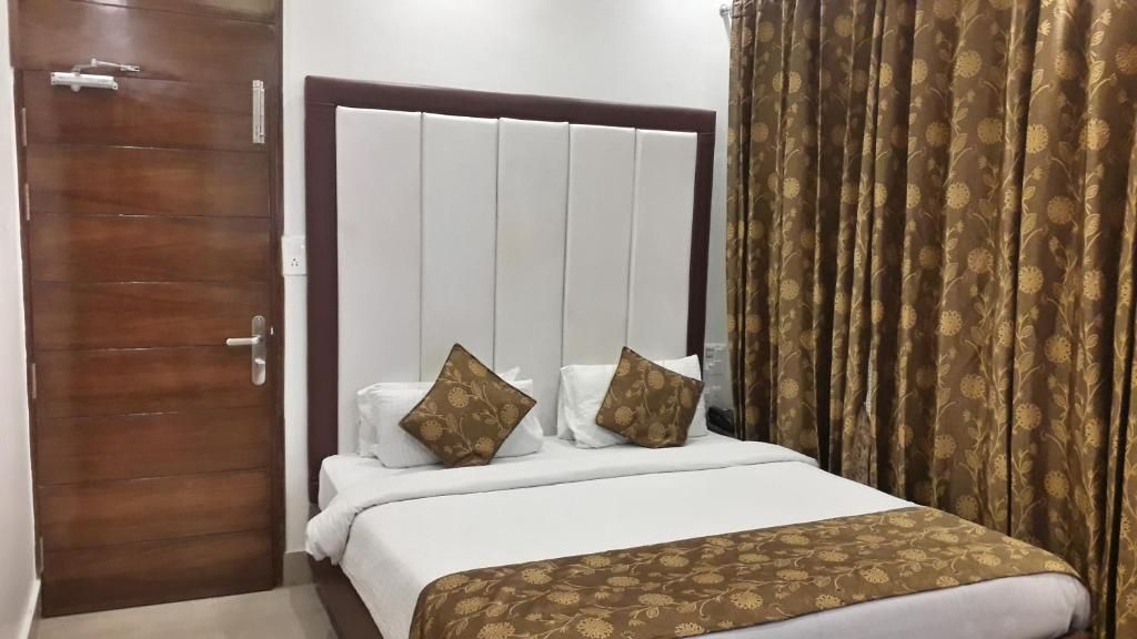 Hotel Guru Surbhi Deluxe Room 4