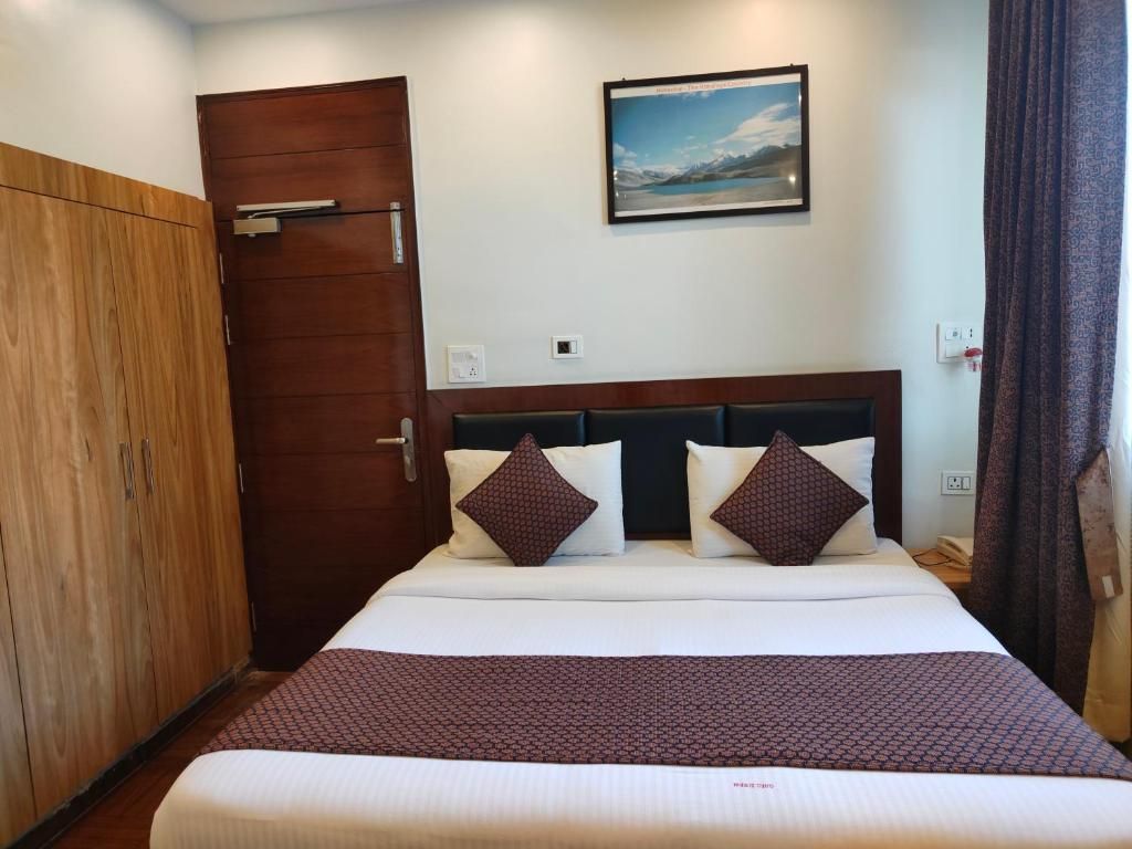 Hotel Guru Surbhi Deluxe Room 7