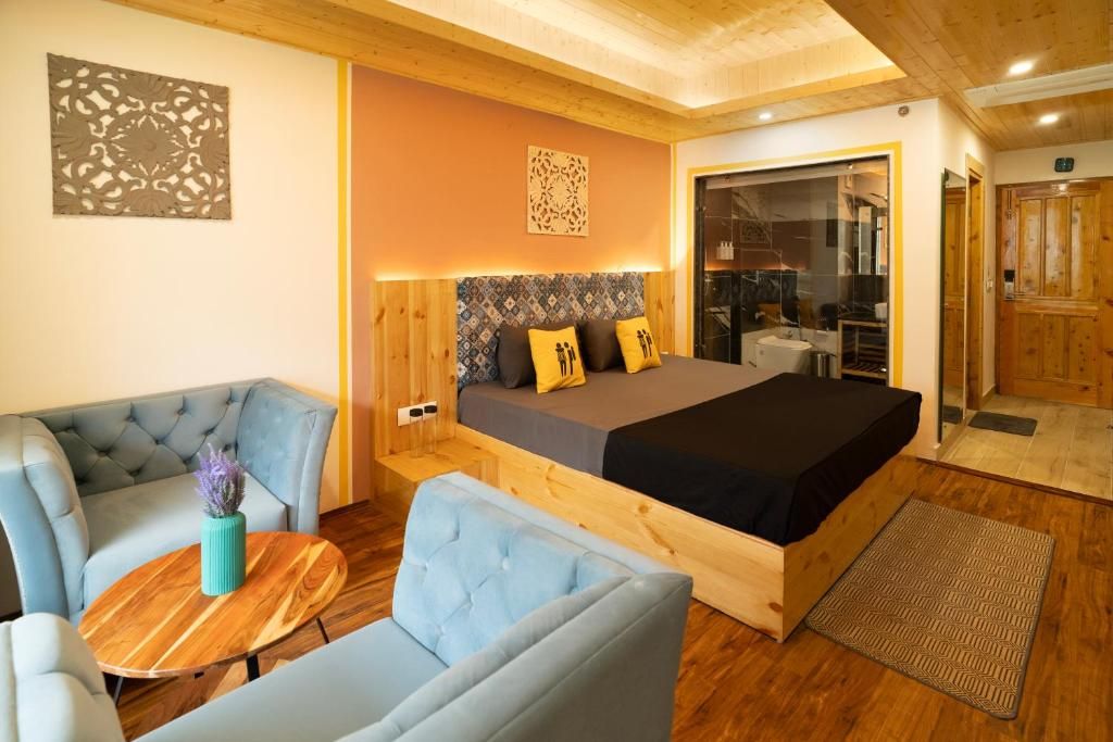 The Hosteller Old Manali, Manu Temple Deluxe Double Room with Balcony  2