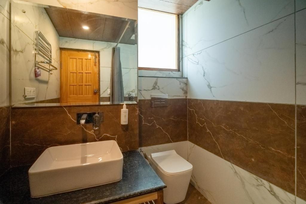 The Hosteller Old Manali, Manu Temple Deluxe Double Room with Balcony  5