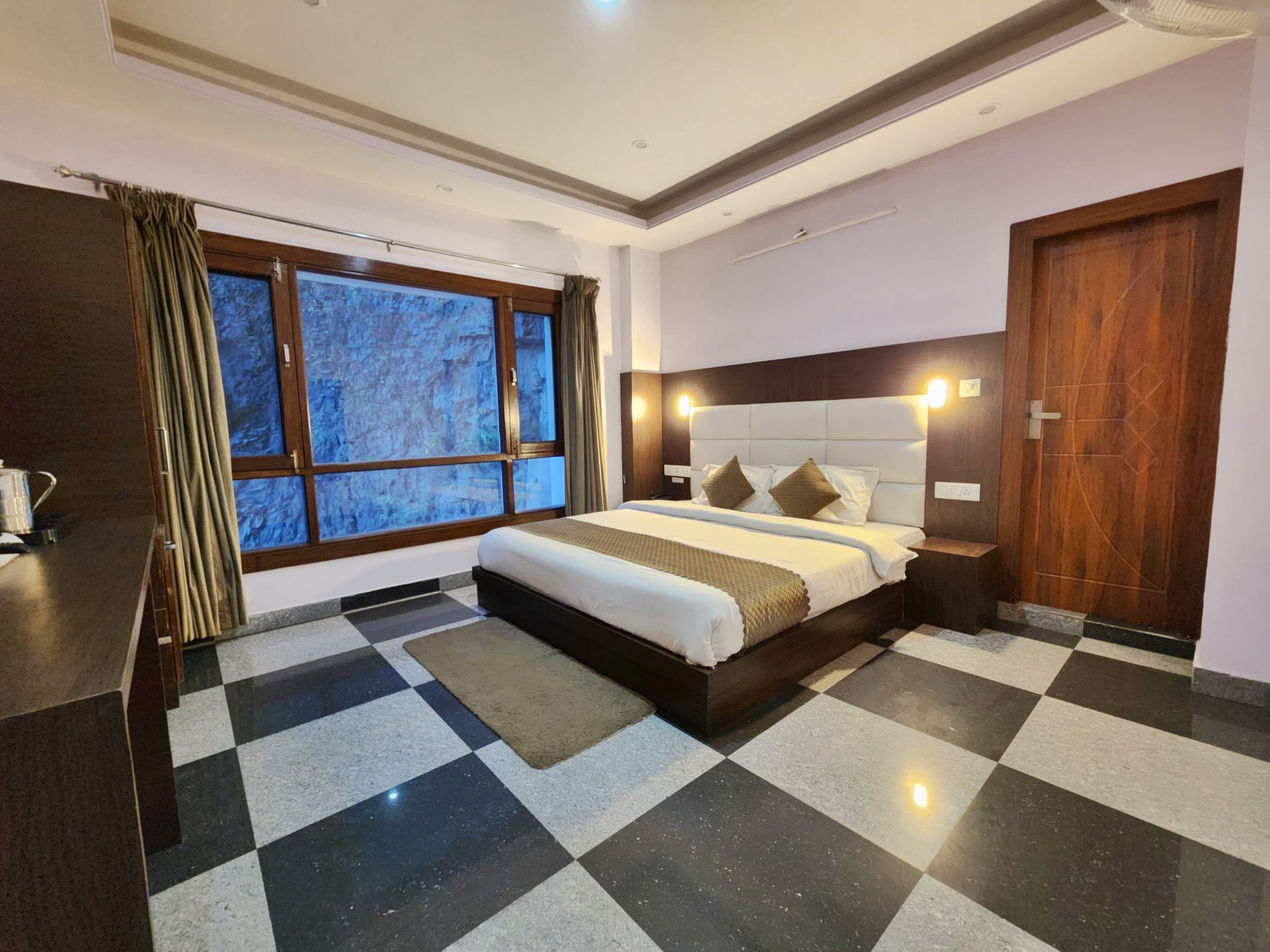 Daffodil The White House Deluxe Room (Back Side)