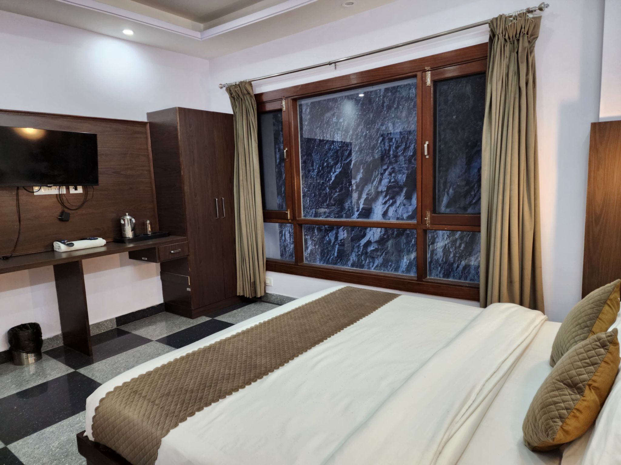 Daffodil The White House Deluxe Room (Back Side) 2