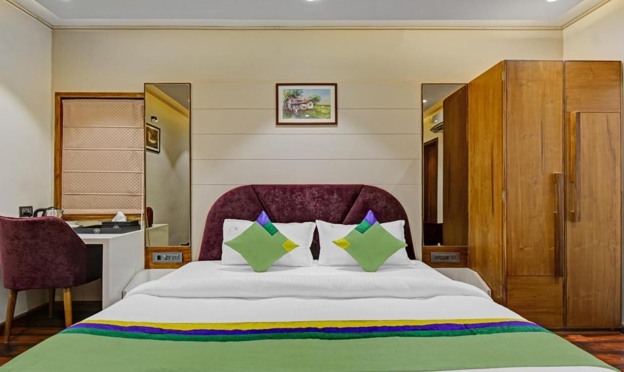 Treebo Z Deluxe Double Room 5