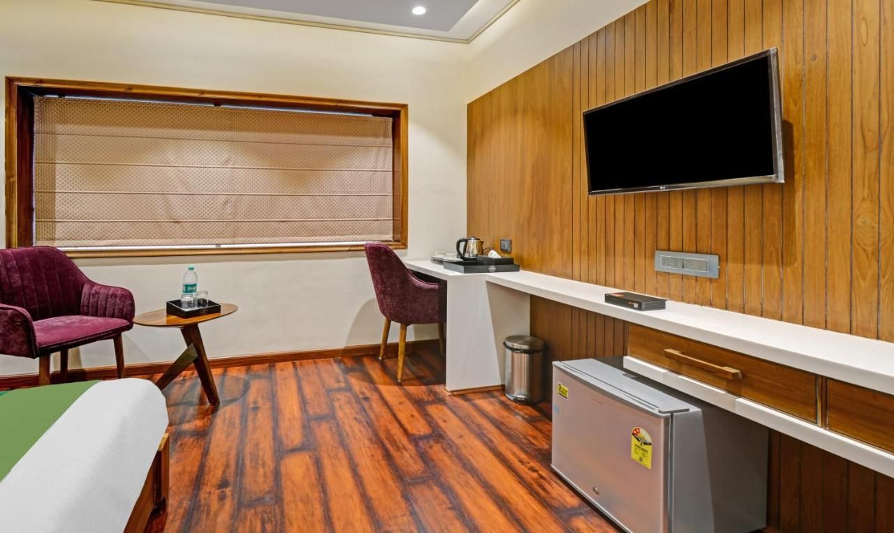 Treebo Z Deluxe Double Room 8