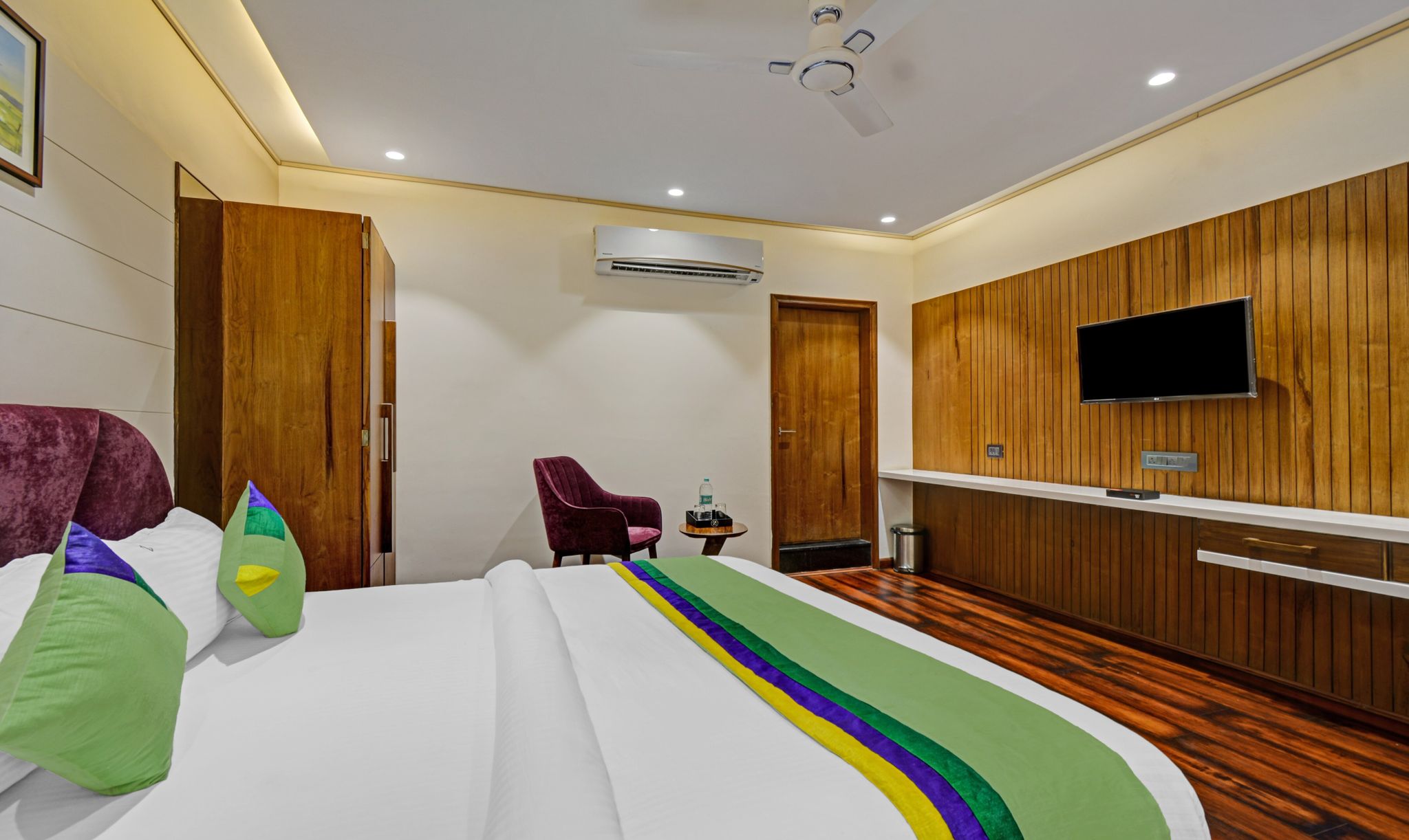 Treebo Z Deluxe Double Room 4