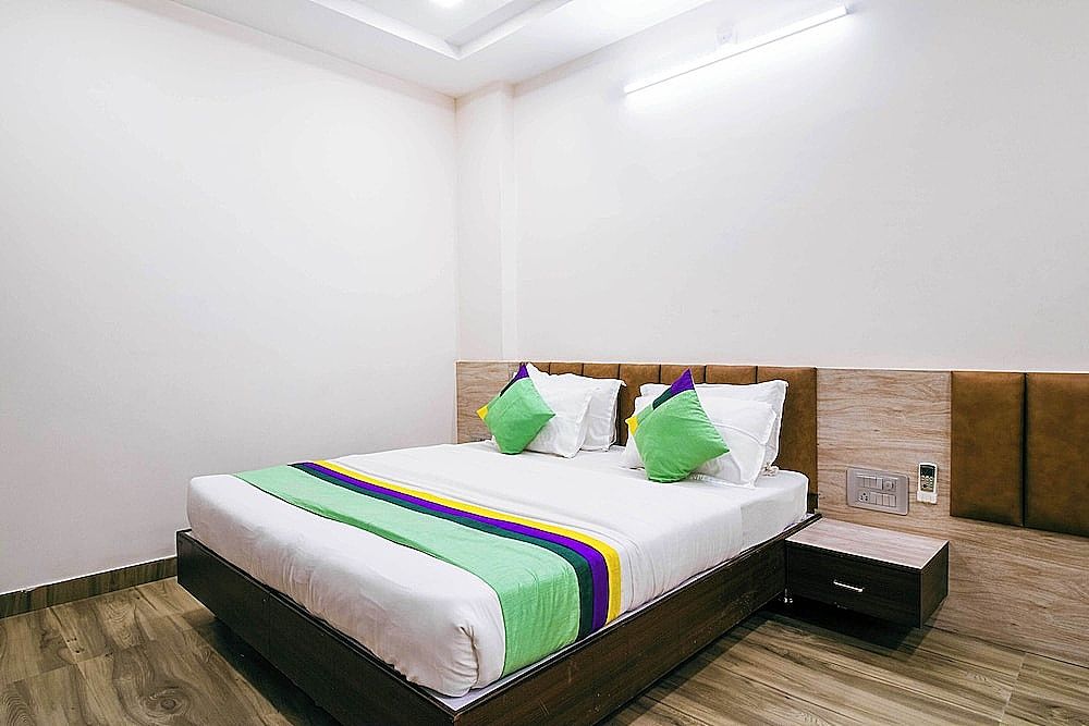 Treebo Paras Raj Near City Palace Deluxe Double Room 13