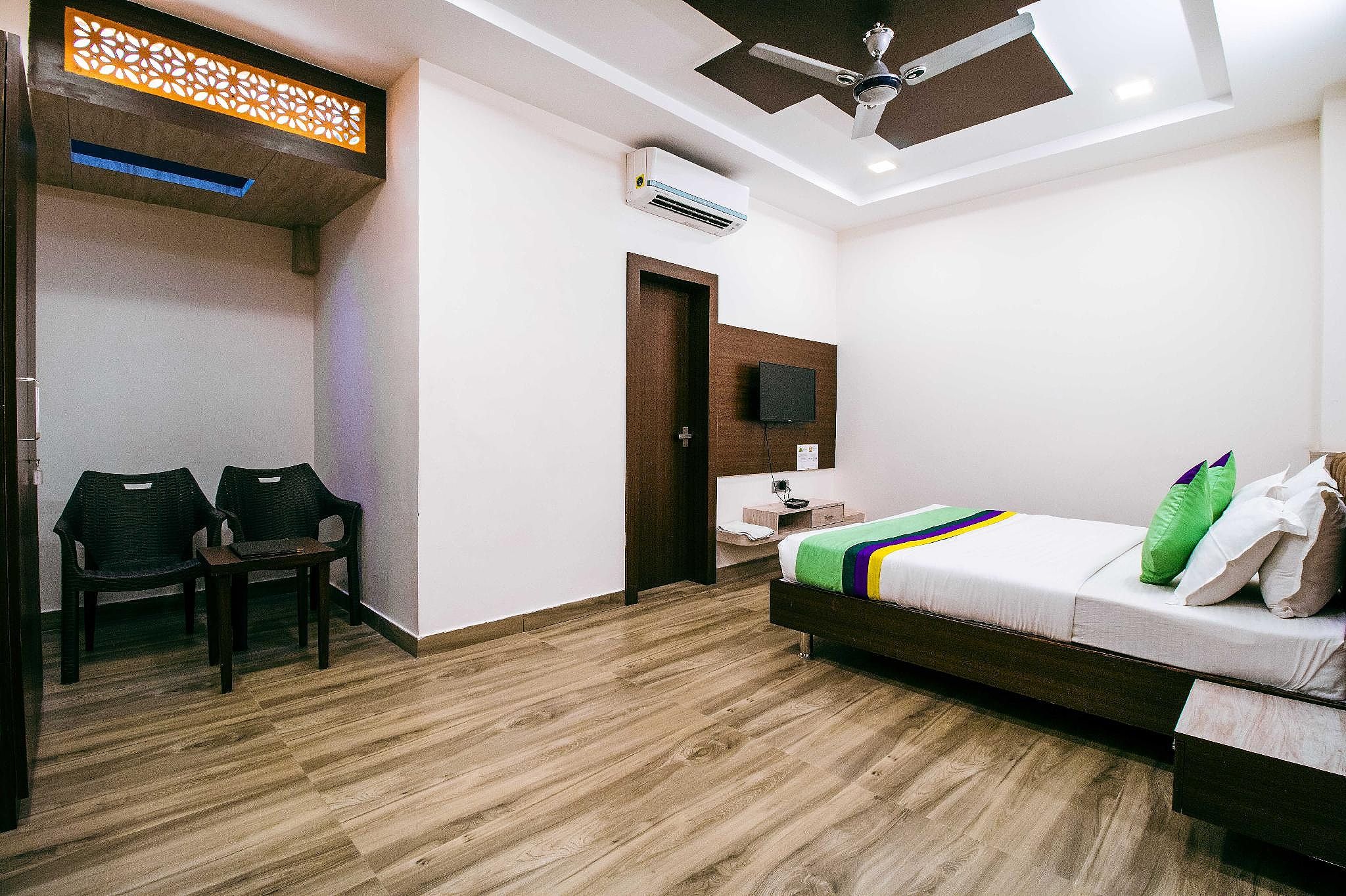 Treebo Paras Raj Near City Palace Deluxe Double Room 17