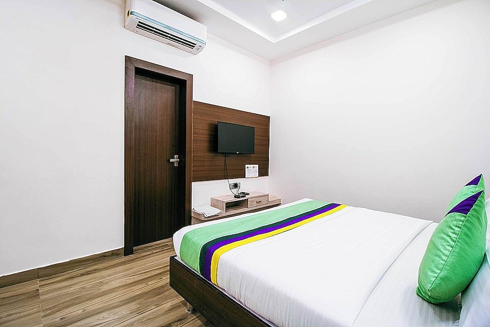 Treebo Paras Raj Near City Palace Deluxe Double Room