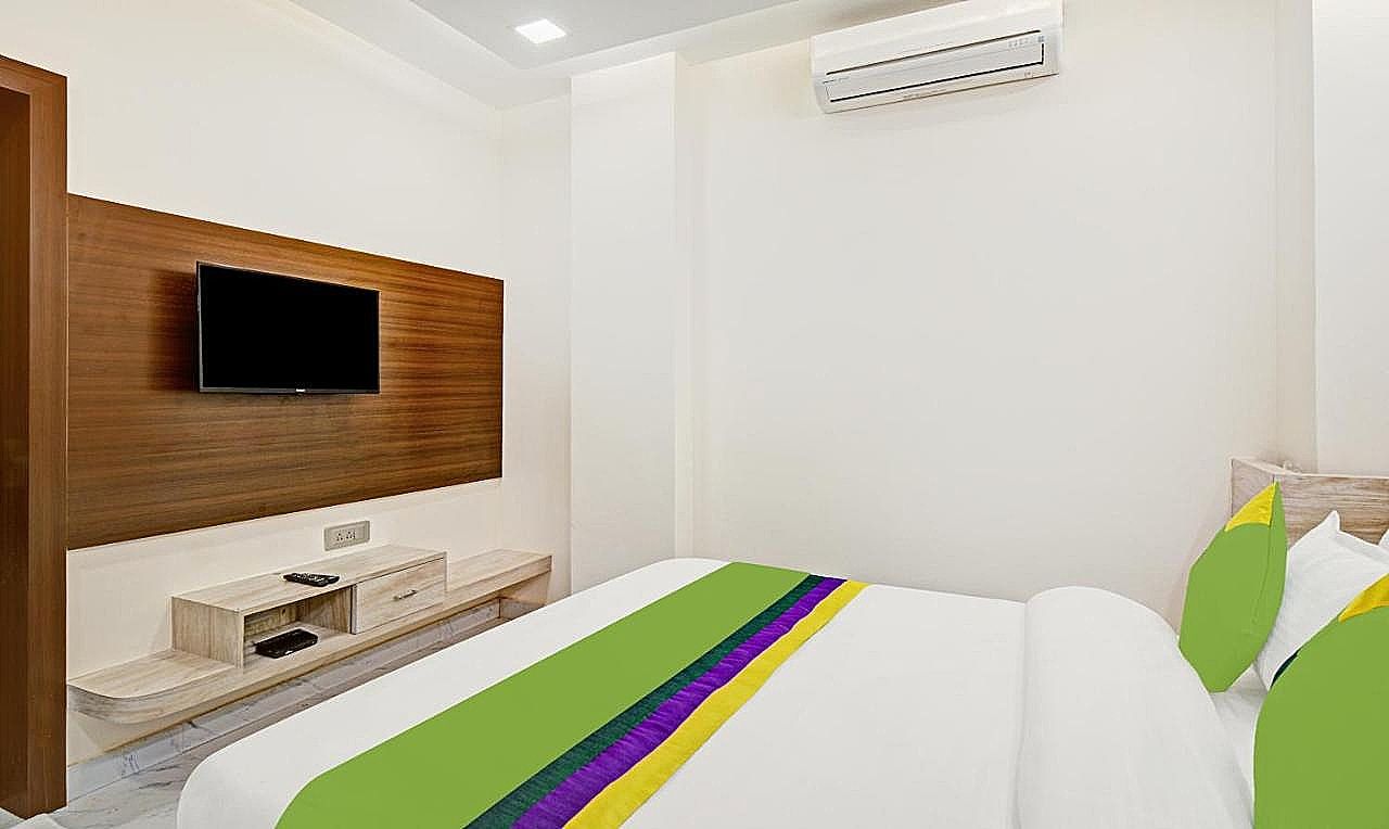 Treebo Paras Raj Near City Palace Deluxe Double Room 3