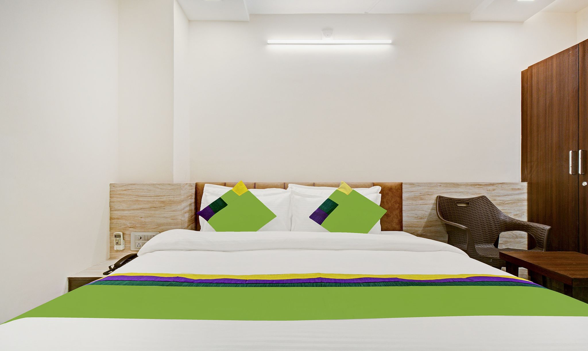 Treebo Paras Raj Near City Palace Deluxe Double Room 4