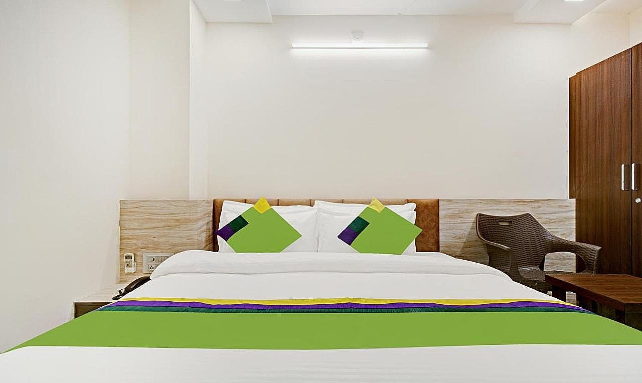 Treebo Paras Raj Near City Palace Standard Double Room 4