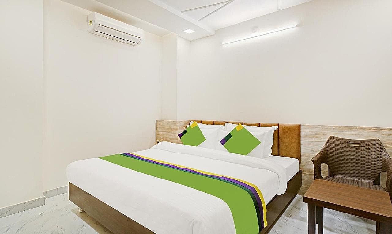 Treebo Paras Raj Near City Palace Deluxe Double Room 5