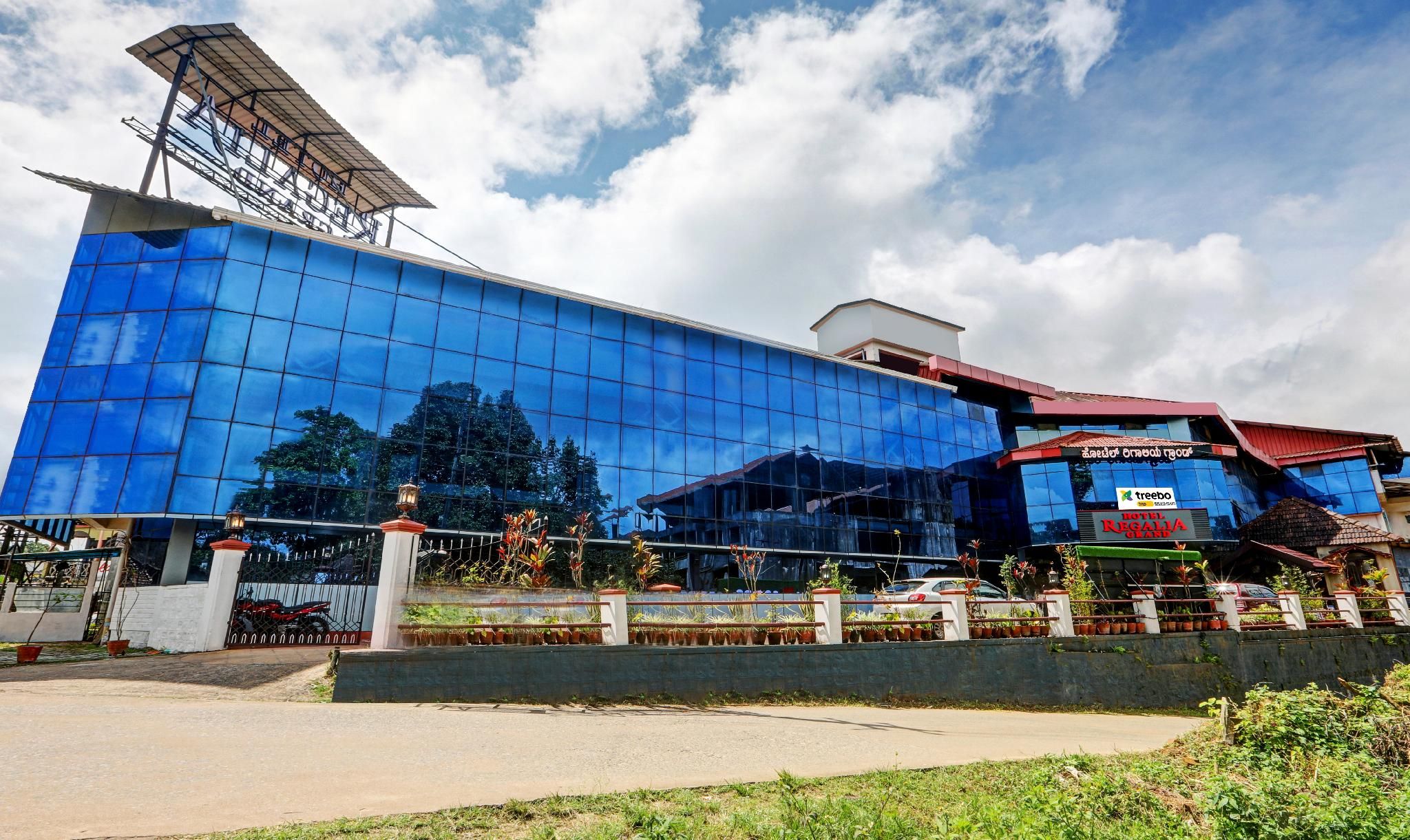 Itsy Hotels Regalia Grand, 500 Mtrs From Madikeri Fort