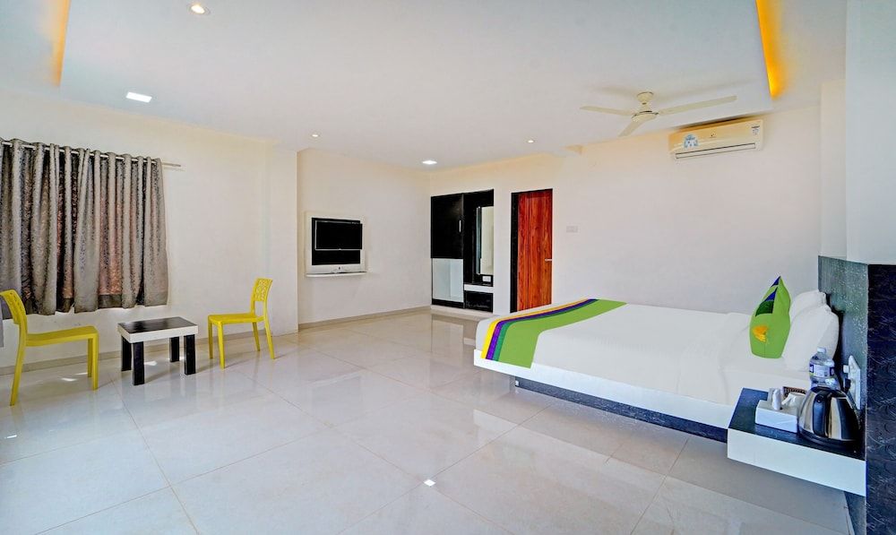 Treebo Kuber Palace With Swimming Pool Deluxe Double Room 6