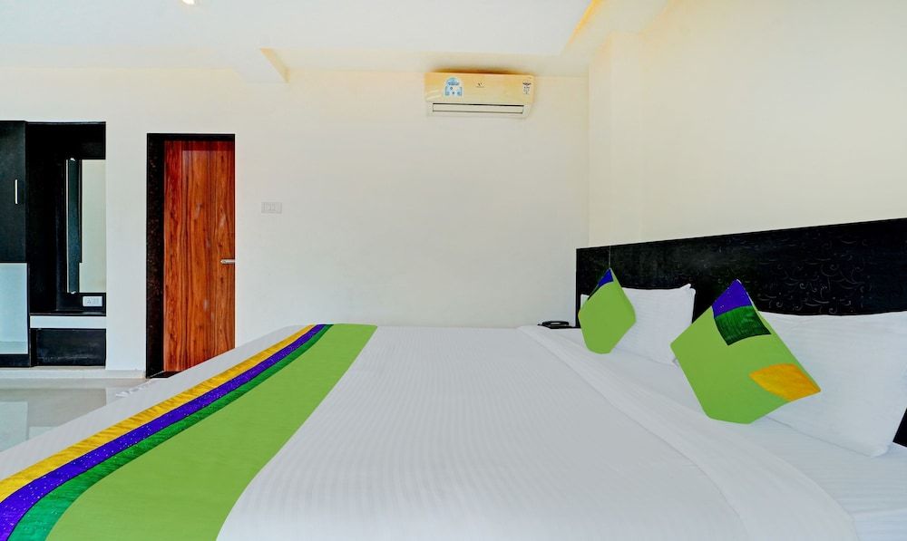 Treebo Kuber Palace With Swimming Pool Deluxe Double Room 7