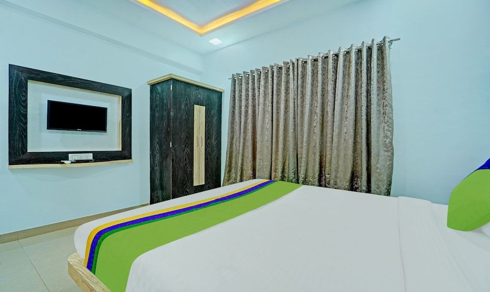 Treebo Kuber Palace With Swimming Pool Standard Double Room 5