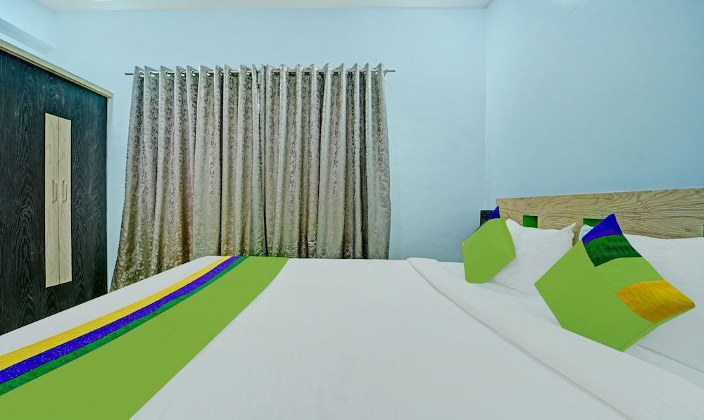 Treebo Kuber Palace With Swimming Pool Standard Double Room 4