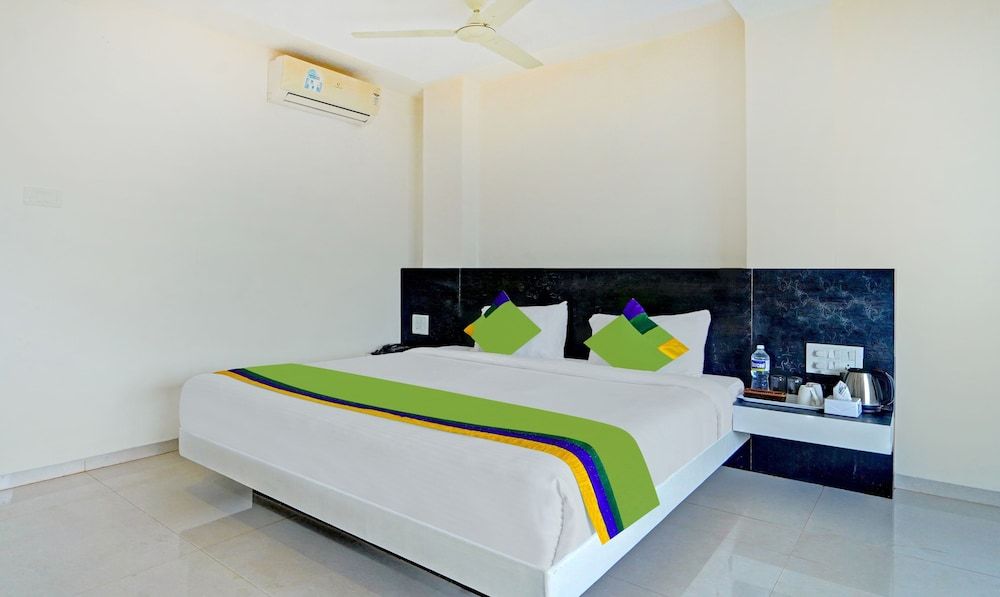 Treebo Kuber Palace With Swimming Pool Deluxe Double Room 3