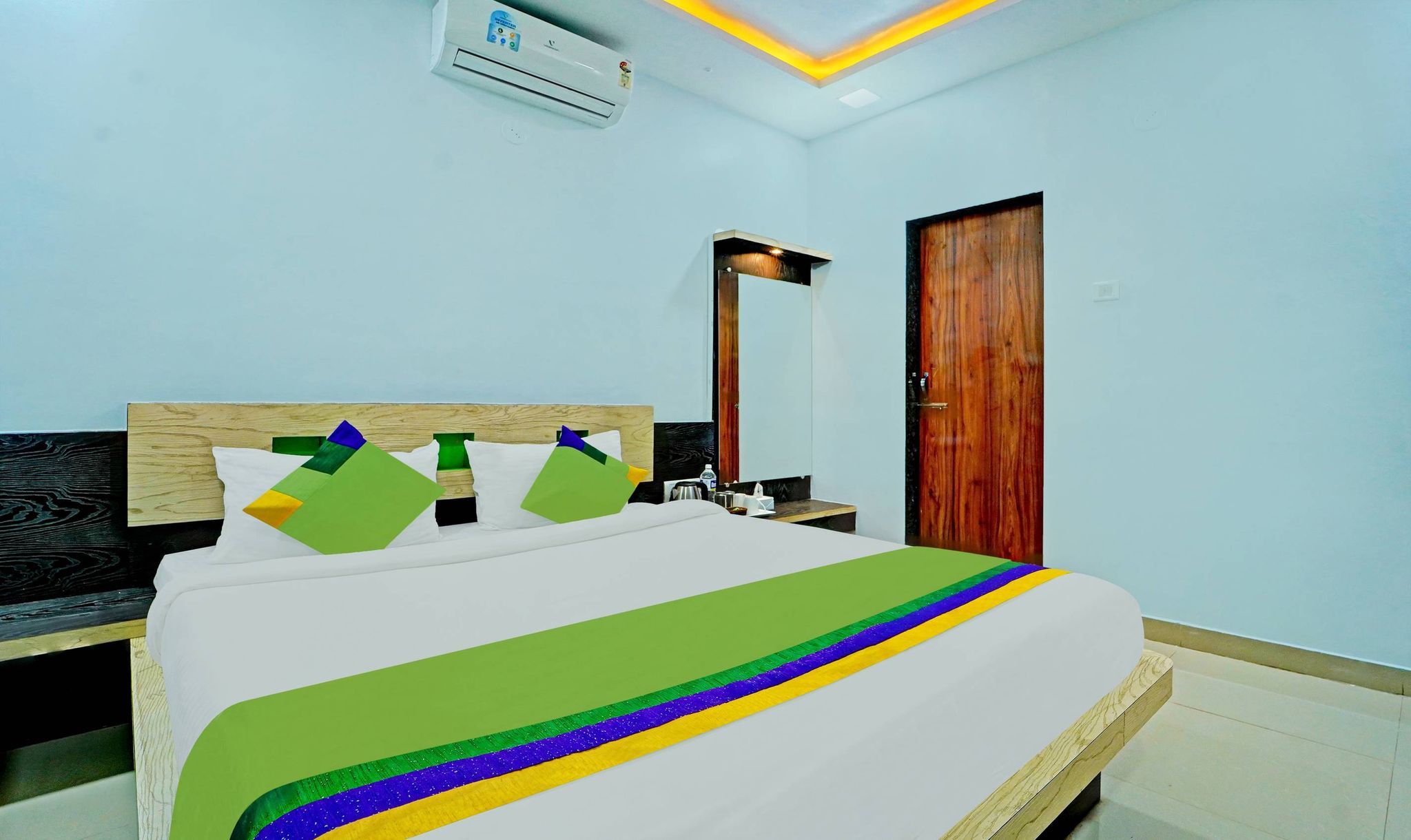Treebo Kuber Palace With Swimming Pool Standard Double Room 2