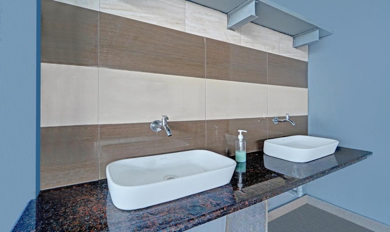Treebo Kuber Palace With Swimming Pool Standard Double Room 7