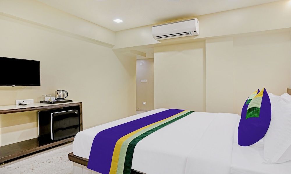 Treebo Premium Golden Bliss Trimurti Nagar Square Standard Double Room 8