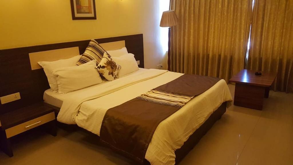 Deluxe Pool View Room