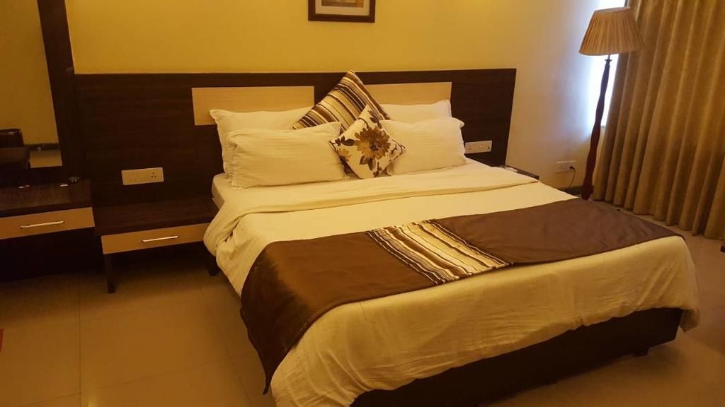 Deluxe Pool View Room