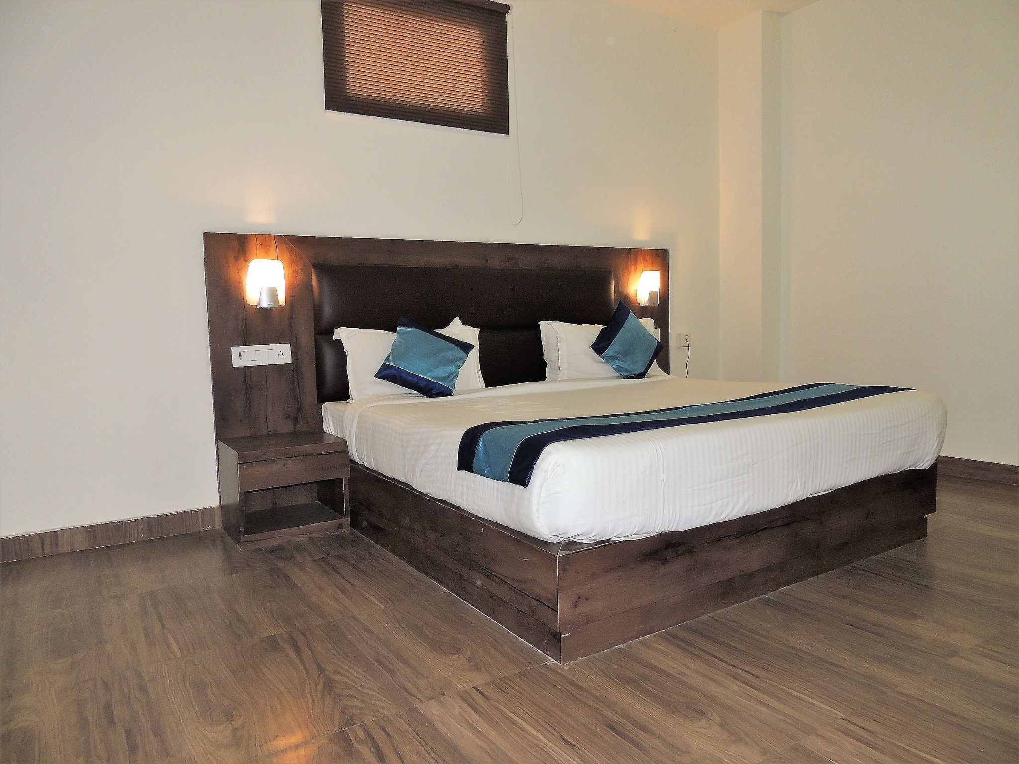 Elegance Suites Deluxe Room  7