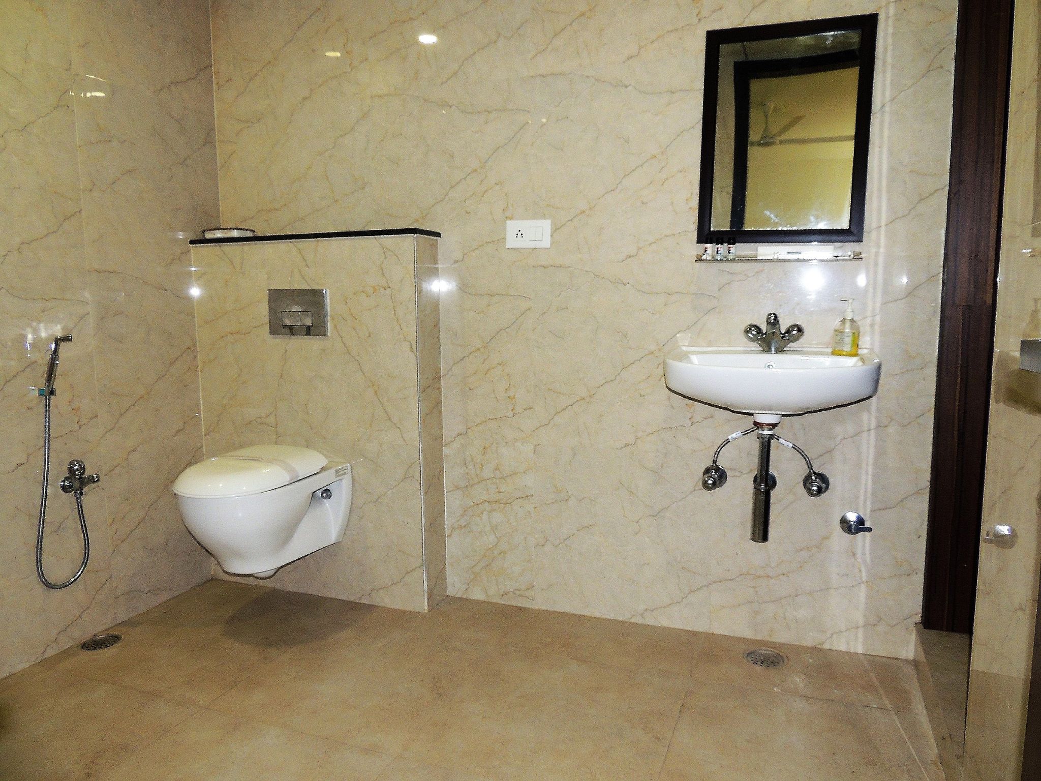 Elegance Suites Deluxe Room  11