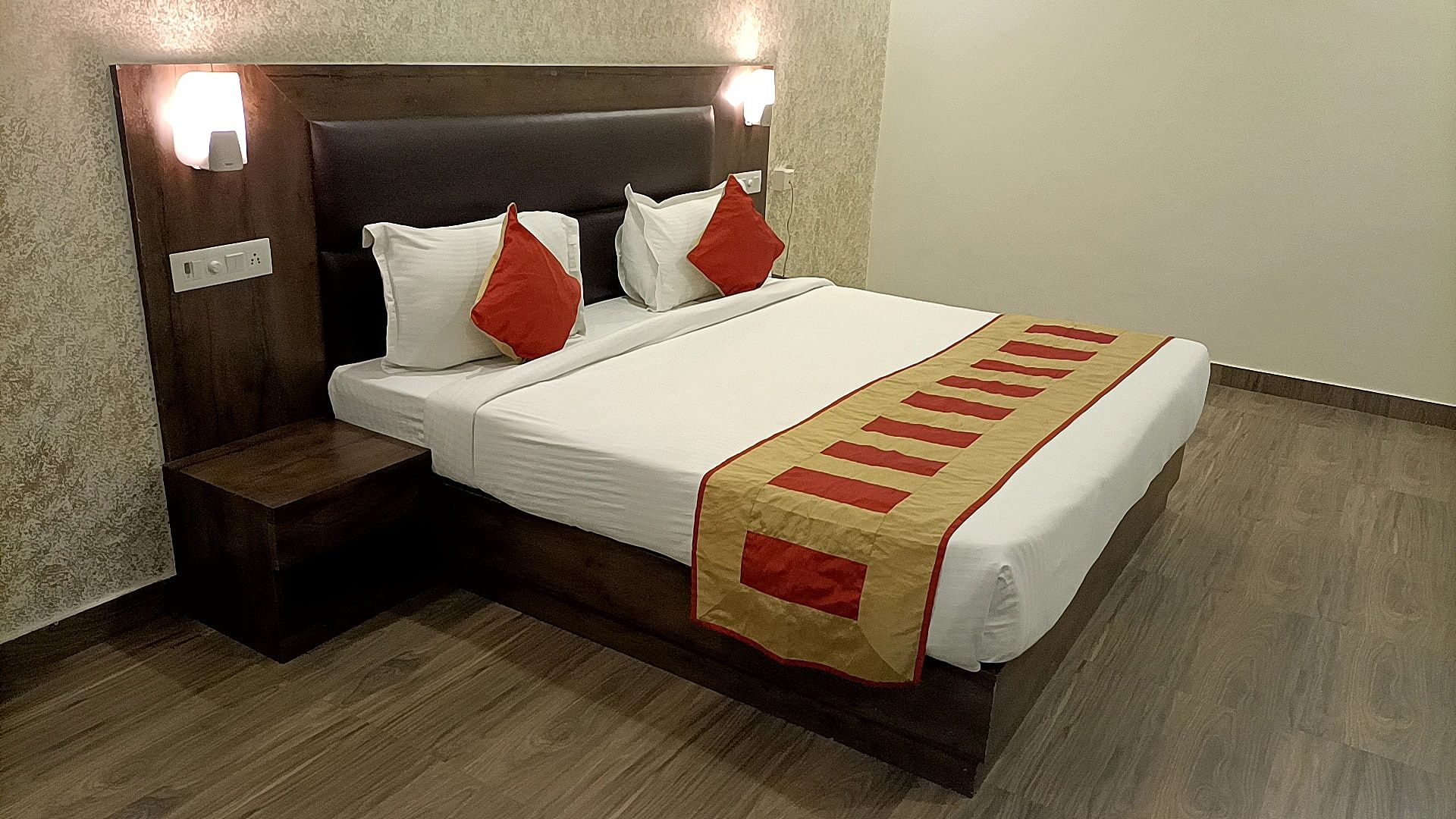 Elegance Suites Deluxe Room  5