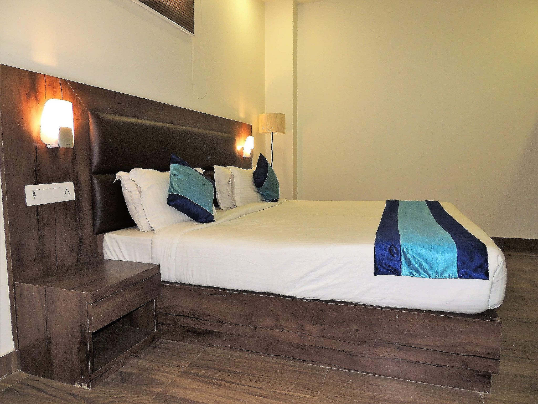 Elegance Suites Deluxe Room  6