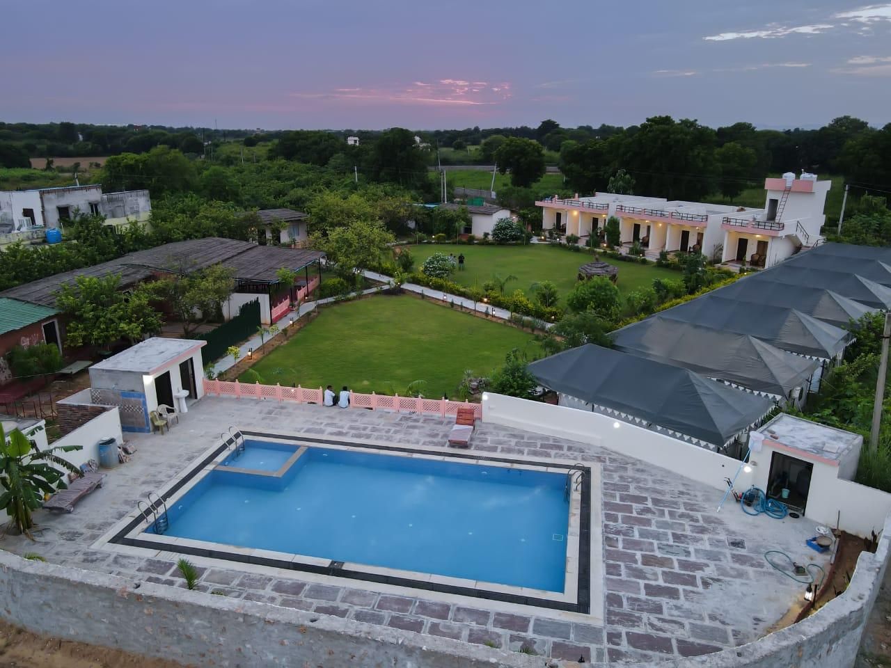 Swimming pool [outdoor]