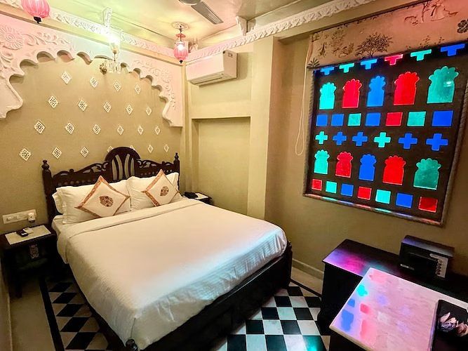 Sheeshmahal By Oladar Deluxe King Room 2