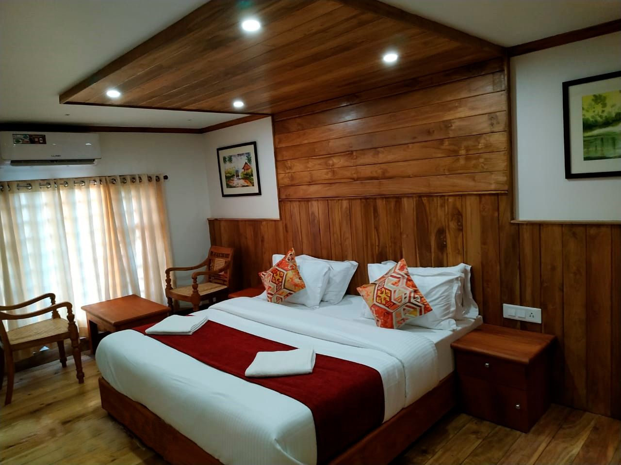 4 Bedroom Deluxe Independent Houseboat Allp