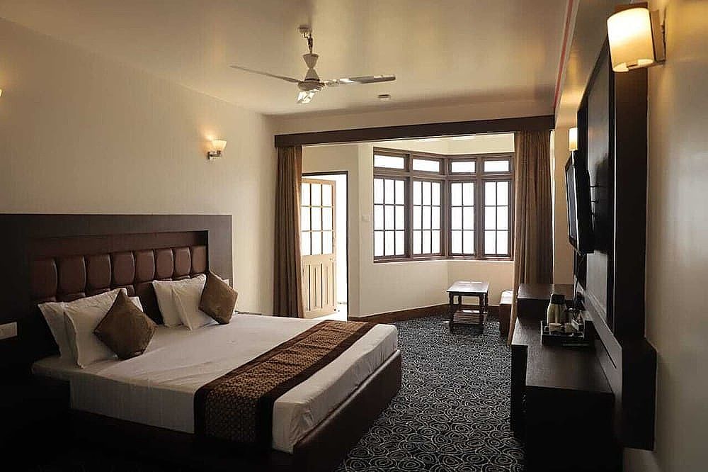 Panoramic Studio, 1 King Bed, Balcony, Mountain View