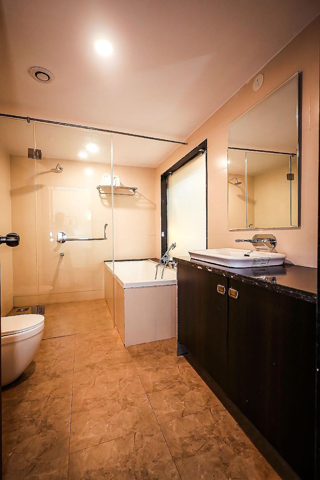 Honeymoon Suite with Bathtub