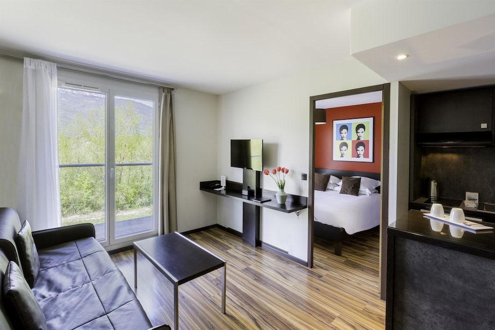 Best Western Park Hotel Geneve-Thoiry Superior Room, 1 Queen Bed, Kitchenette (Larger Room;with Sofabed) 4