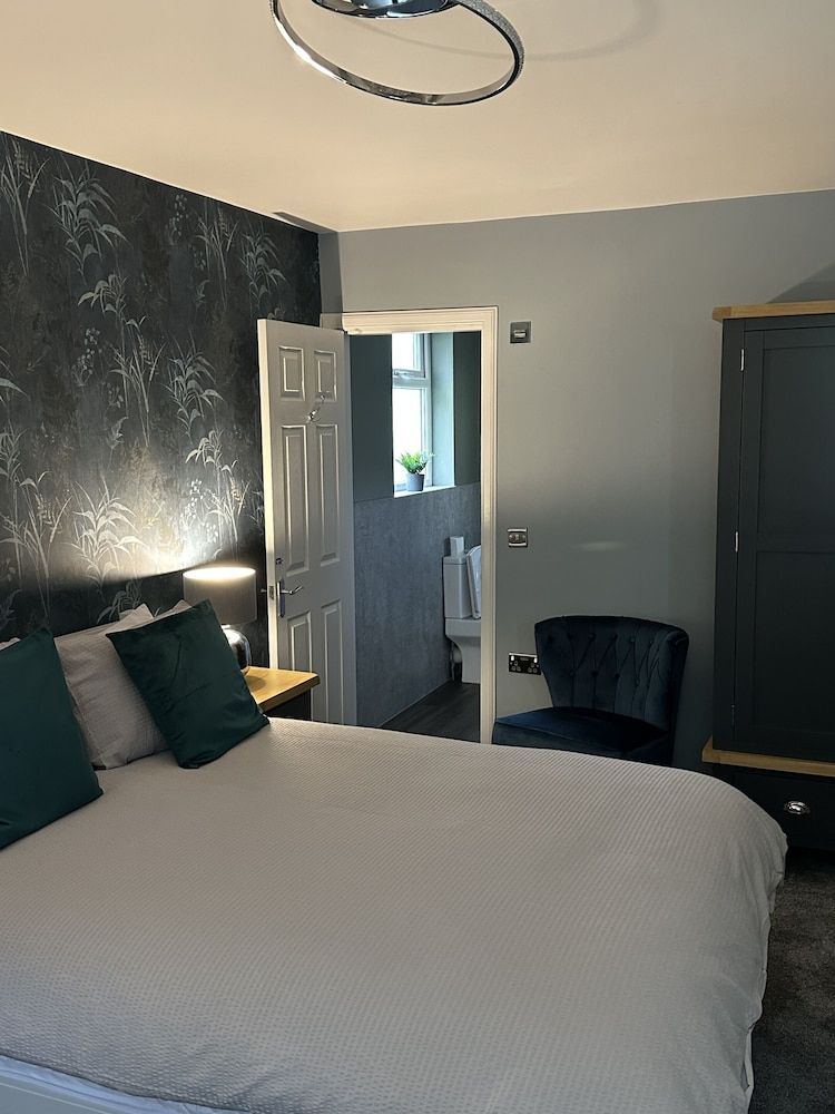Suite, Ensuite (2 A & 1 C - No Pet)