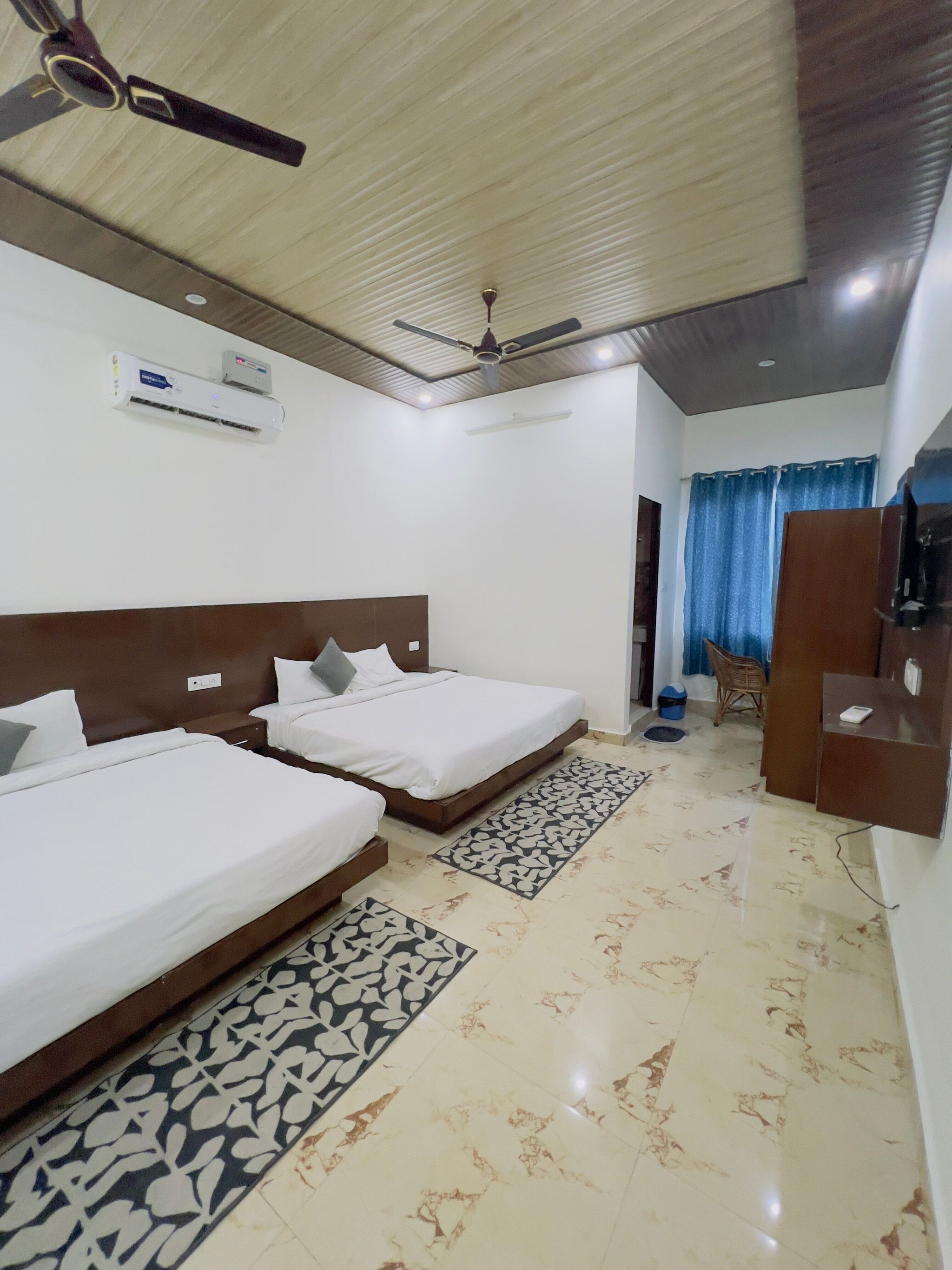 Suite Room with Balcony (Room Heater Included)