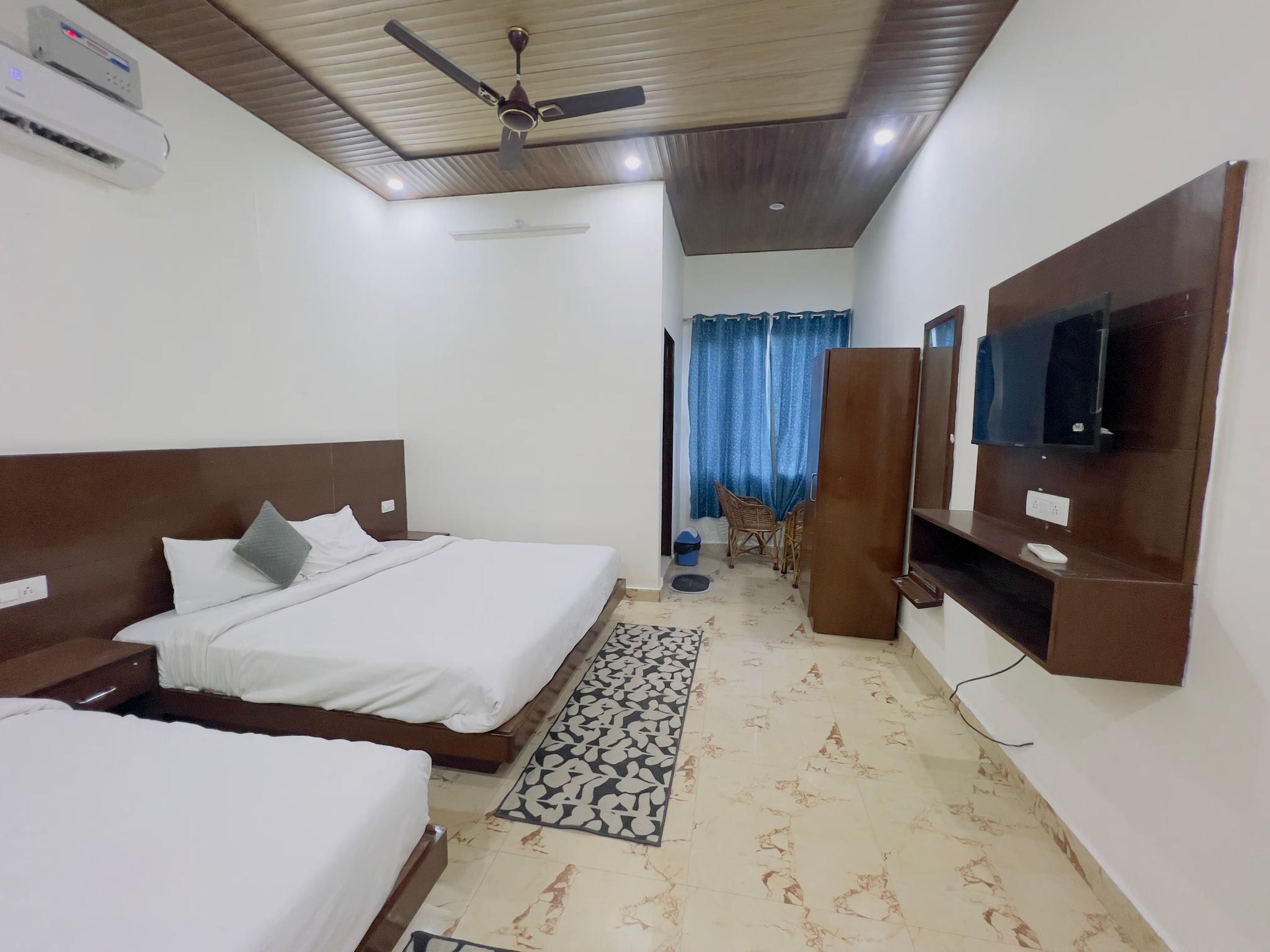 Suite Room with Balcony (Room Heater Included)