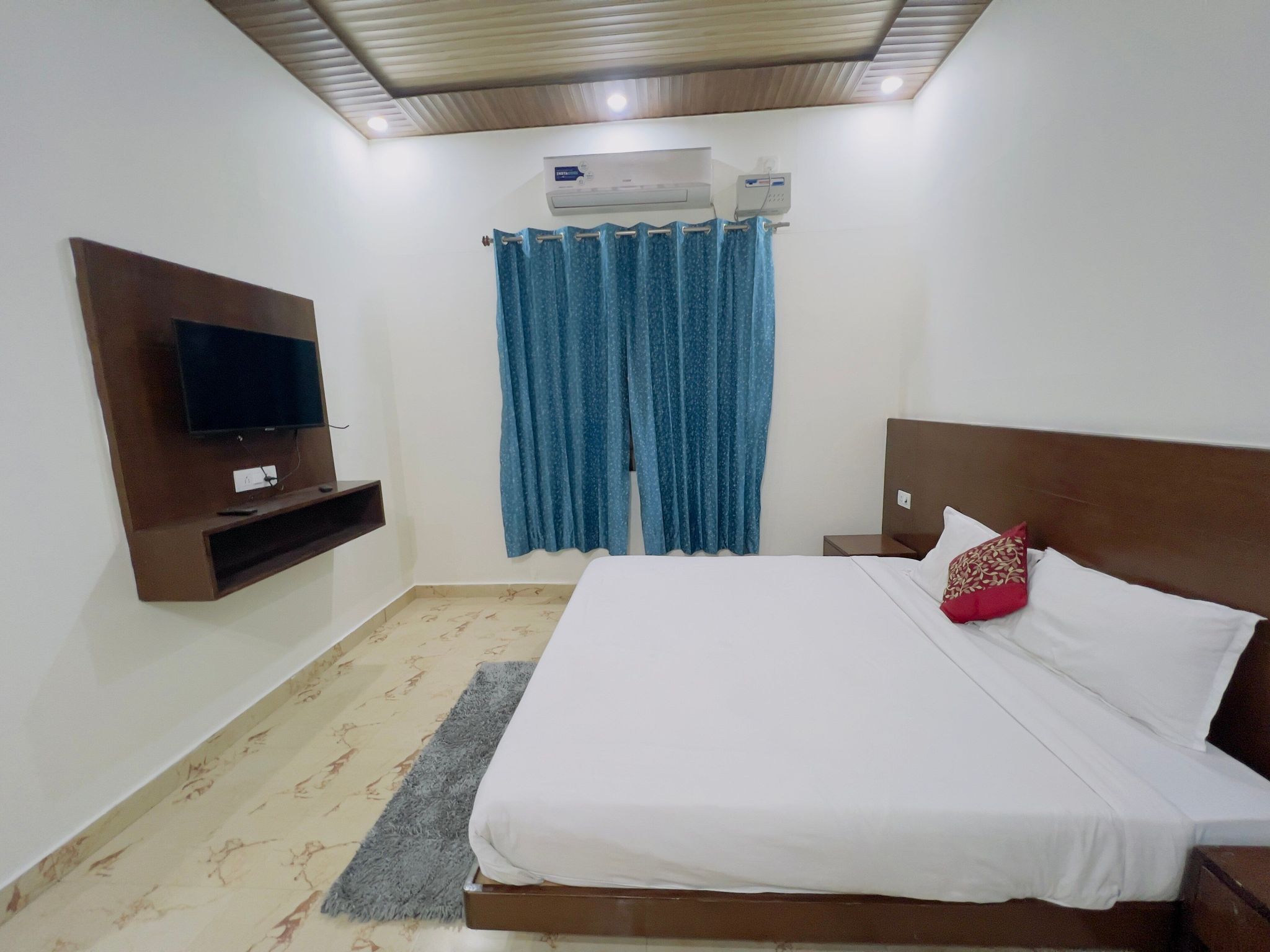 Suite Room with Balcony (Room Heater Included)