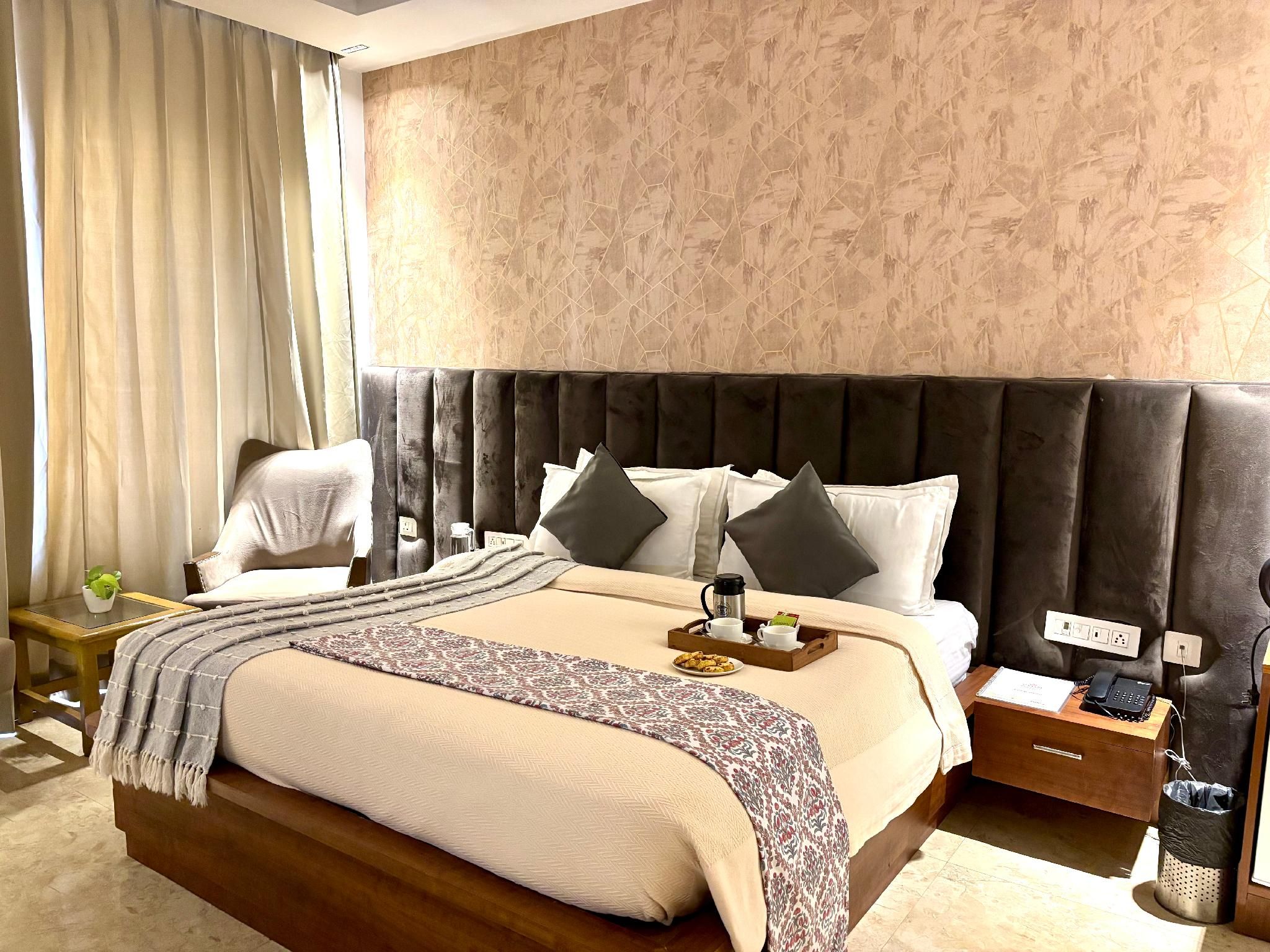 Deluxe Room (city view)