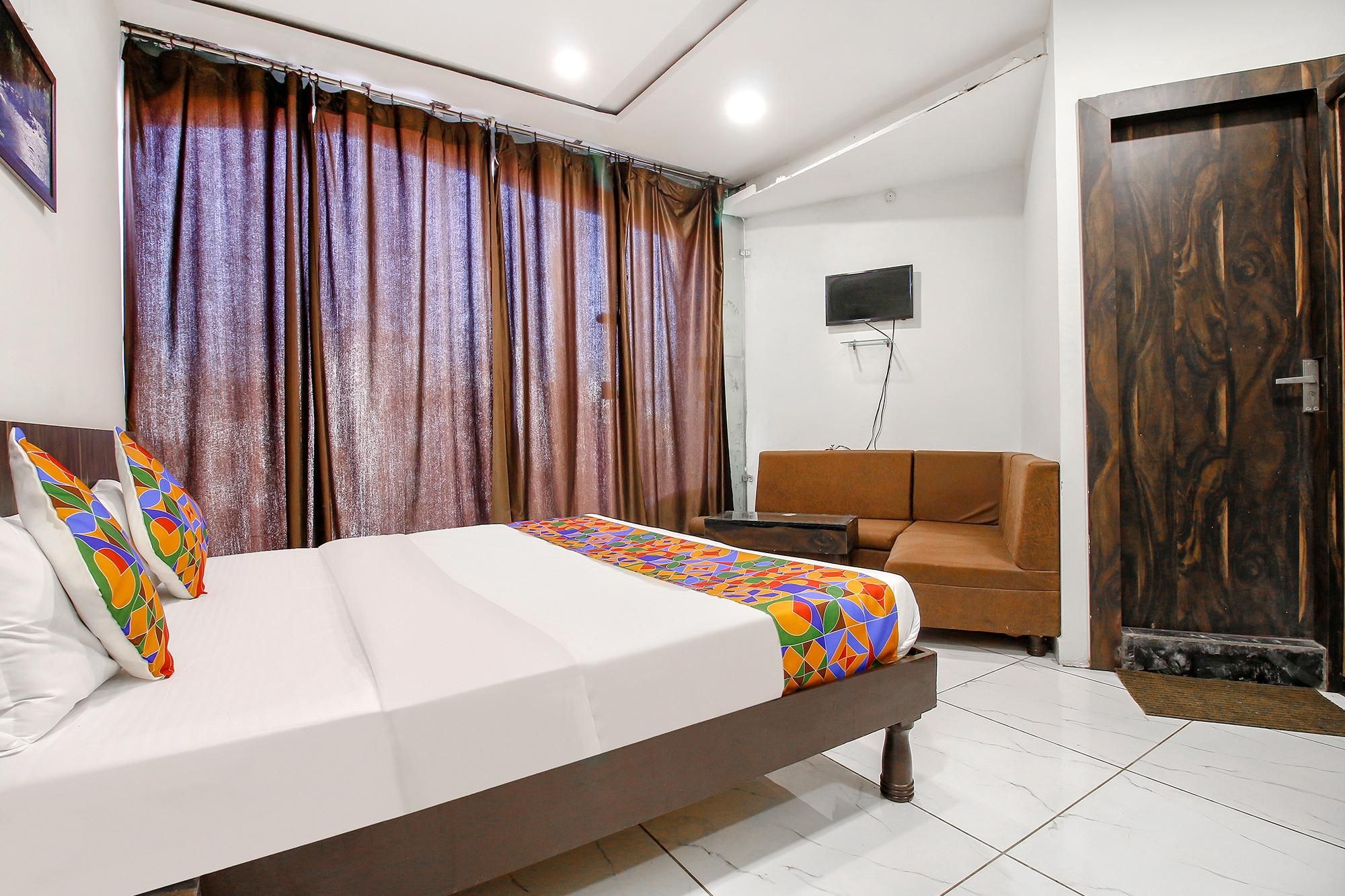 FabHotel HTC Deluxe Room 5